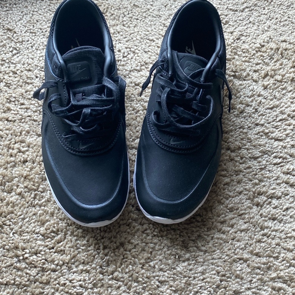 Nike Black Sneakers with Sleek Design and Cushioned Sole